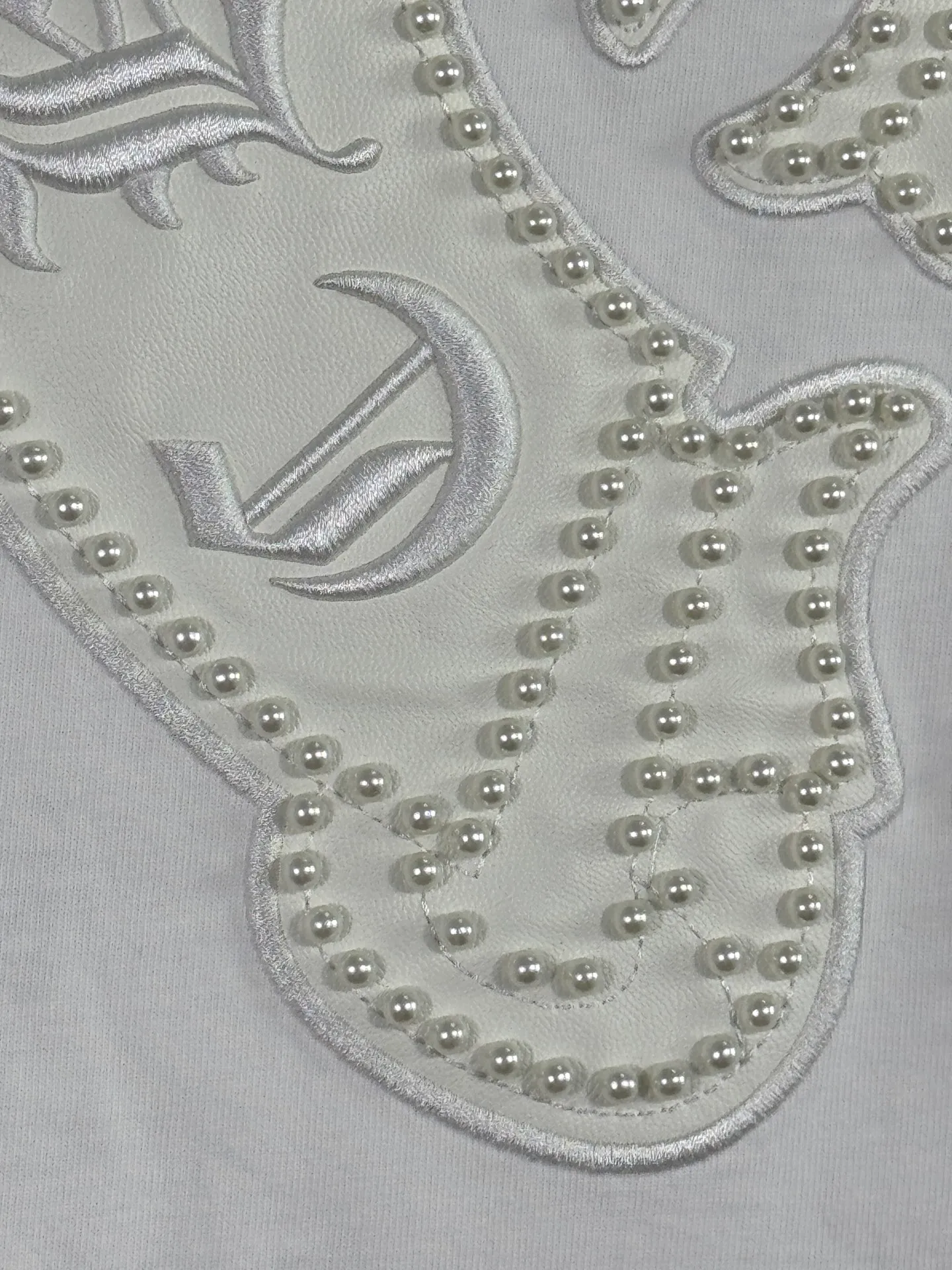 P260 top version, real shot without P, ​​different from market currency) 𝗖𝗵𝗿𝗼𝗺𝗲 𝗛𝗲𝗮𝗿𝘁𝘀/Cro Heart 2025 Autumn and Winter Pearl Compass Casual Long Sleeve 👑The highest version! Customized fabric 320g fabric! Pearl compass, genuine leather cut. Best-selling model at the counter. Very comfortable to wear. Accessories: original molded and authenticated collar label➕100% silk wash label. Genuine purchase-grade original hangtag➕matching hanging rope➕3D hanging beads➕original packaging bag. Craftsmanship: The original version has consistent wiring! The highest version of the armhole matching technique! Color: White Black Size: S M L XL Style No.: 5170